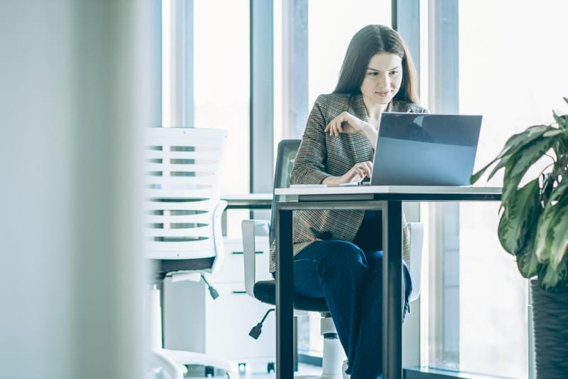 Geschäftsfrau arbeitet im Büro am Laptop