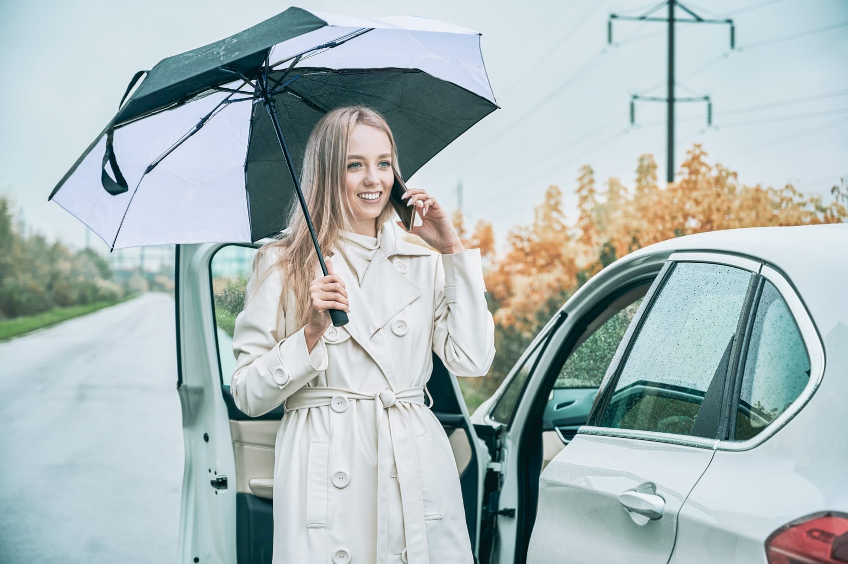 Weißes Auto mit platten Reifen angehalten
