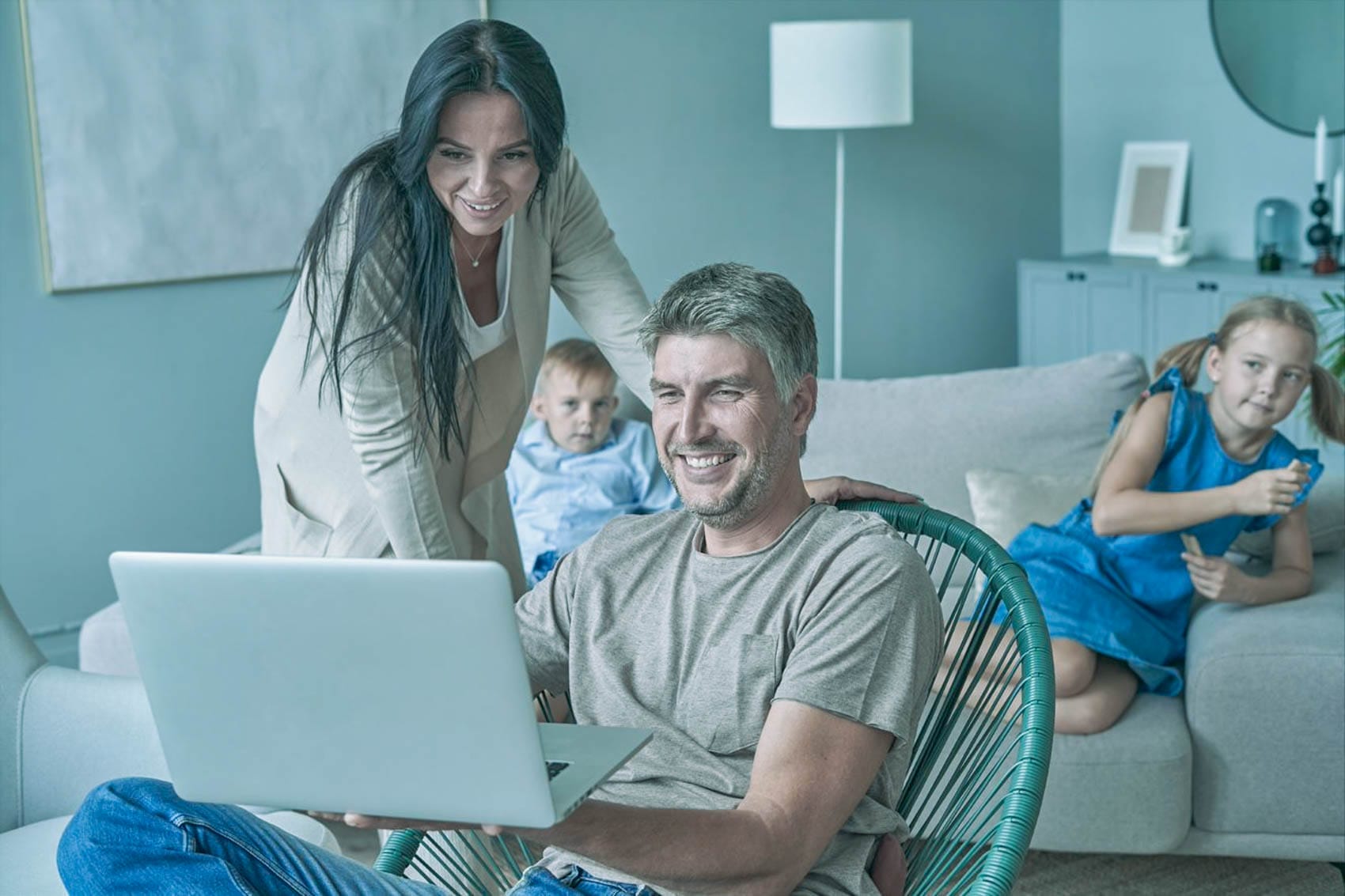ein Mann mit einem Laptop in seinem Haus